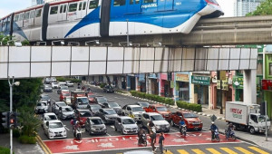 Malaysia có thể phạt tù người đi xe máy dừng đèn đỏ quá vạch