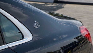 Đỗ xe vô ý thức, chủ xe Mercedes-Maybach nhận cái kết đắng từ bà chủ hàng thịt bò