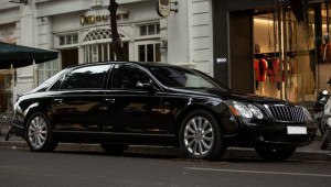 Hà Nội: Limousine siêu sang Maybach 62S cùng chủ nhân xuống phố sắm đồ