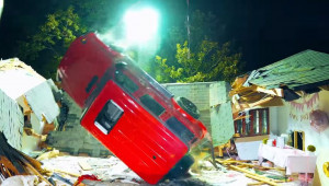 [VIDEO] Youtuber “chơi lớn” thả rơi Mercedes-AMG G 63 từ nóc nhà xuống đất