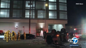 Mercedes-AMG G-Class rơi từ tầng ba bãi đỗ xe xuống đường, lái xe bị thương nhẹ