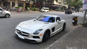 Bắt gặp hàng hiếm Mercedes-AMG SLS trên phố Sài Thành: Vẫn xứng danh 