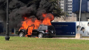 Xôn xao clip xe sang Mercedes-Benz GLS bốc cháy dữ dội tại Hà Nội