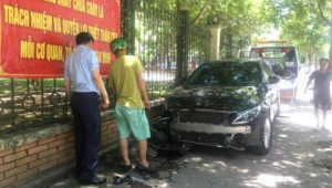 Xác định danh tính nữ lái xe Mercedes đâm gẫy chân bà cụ đi xe đạp