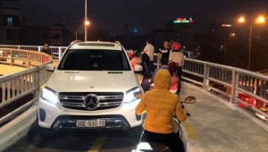 Nóng: Đã xử phạt lái xe Mercedes ngang ngược đi vào cầu cho xe máy