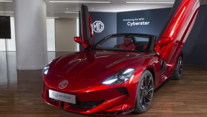Cận cảnh MG Cyberster: Trang bị cửa cắt kéo giống Lamborghini, giá quy đổi từ 1,6 tỷ VNĐ