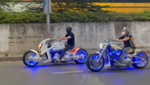 [VIDEO] Siêu mô tô V-Rex Travertson của ca sĩ Tuấn Hưng xuống phố sau khi độ dàn đèn 