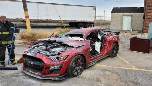 Lính cứu hoả Mỹ phá tan chiếc Ford Mustang Shelby GT500 trong phút chốc để diễn tập