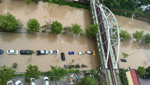 Miền Bắc sau hai ngày mưa lớn, hàng loạt ô tô chìm trong biển nước