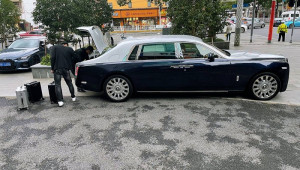 Không ưng ngân hàng vì bị nhắc nhở đeo khẩu trang, đại gia dùng Rolls-Royce Phantom chở 18 tỷ VNĐ tiền mặt về