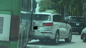 Hà Nội: Audi Q7 bị xe bus tông trúng, biến dạng phần đuôi
