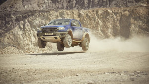 Ford Ranger Raptor gây bất ngờ với động cơ V8