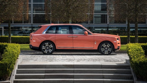 Rolls-Royce Cullinan trông phá cách và cá tính hơn với màu sơn hồng cam cá nhân hóa