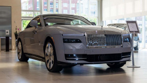 Để có được chiếc Rolls-Royce Spectre đầu tiên, vị đại gia này phải mua tới hai chiếc