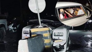Rolls-Royce Phantom đâm vào dải phân cách 