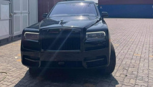 Chiếc Rolls-Royce Cullinan Black Badge kịch độc thứ hai về Việt Nam, giá trên 32 tỷ đồng
