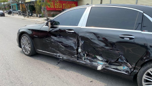 Quảng Ninh: Mitsubishi Attrage đi ngược chiều đâm nát hông Mercedes-Maybach S450