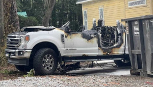 Ford Super Duty bị thiêu rụi sau cú sét đánh kinh hoàng