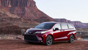 Toyota Sienna 2021 chốt giá từ 819 triệu VNĐ, cạnh tranh gay gắt với Kia Sedona