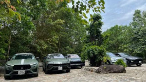 Dàn SUV hiệu suất cao của ông Đặng Lê Nguyên Vũ phơi nắng tại dinh thự