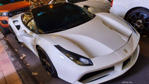 Chạm mặt bộ đôi Ferrari 488 GTB và Porsche 911 dạo phố dịp Tết dương ở Sài Gòn