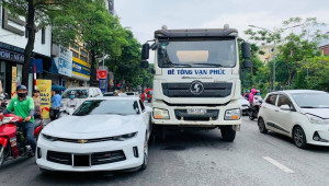 Hà Nội: Mẹ bầu lái Chevrolet Camaro va chạm với xe bồn trộn bê tông