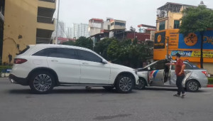 Hà Nội: Tạt đầu xe Mercedes, Hyundai i10 suýt bay cánh cửa