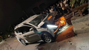 Bắc Ninh: Suzuki XL7 lao vào dải phân cách, túi khí bung nhưng 2 người trên xe vẫn thiệt mạng