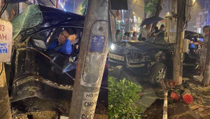 Yên Bái: Tài xế say rượu đâm nát đầu ô tô vẫn “ung dung” chống tay ngủ