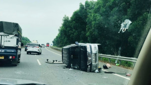 Hà Nội: Xe ô tô mất lái, lật nghiêng giữa cao tốc Nội Bài - Lào Cai