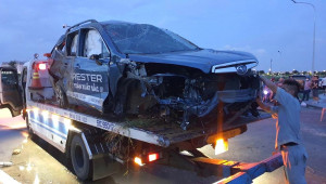 Sài Gòn: Khách hàng lái thử Subaru Forester mất lái, đâm văng cột đèn rồi lộn nhiều vòng