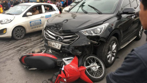 Ngủ gật trong lúc chờ đèn đỏ, tài xế gây tai nạn liên hoàn trên phố Xã Đàn, Hà Nội