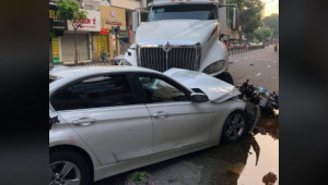 TP.HCM: Container mất lái gây tai nạn kinh hoàng, cán nát xe BMW, hàng loạt người bị thương