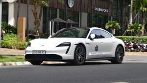 Xe xanh của giới nhà giàu - Porsche Taycan ”thả dáng” trên đường phố Sài Gòn