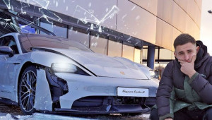 YouTuber người Nga cầm lái Porsche Taycan Turbo S đâm nát cửa đại lý bán xe