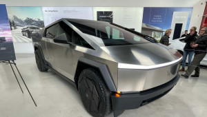 Tesla Cybertruck - mẫu xe bán tải điện có khả năng chống đạn, liệu có là mối đe doạ với người đi đường?