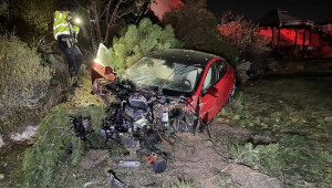 Tesla Model S mất lái văng xa 9 mét, vỡ nát đầu mà 7 người trên xe đều an toàn