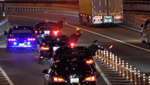 Xem cách tân Thủ tướng Nhật Bản di chuyển trên phố mà không cần đội cảnh sát giao thông dẫn đoàn