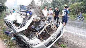Đối đầu trên Quốc lộ 48, xe bán tải nát bét, tài xế tử vong