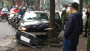 Hà Nội: Xe sang Audi mất lái, đâm đổ trụ nước trên đường phố Huế