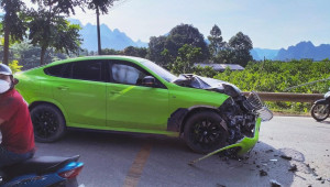 Hoà Bình: BMW X6 gặp tai nạn “vỡ toác” đầu xe