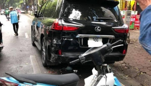 Hà Nội: Tránh xe tải, nam shipper tông bể đuôi xe sang Lexus LX570