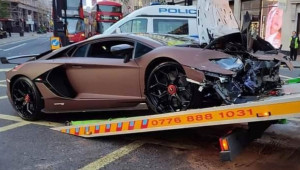 [VIDEO] Lamborghini Aventador SVJ đâm vào xe buýt hai tầng đến biến dạng