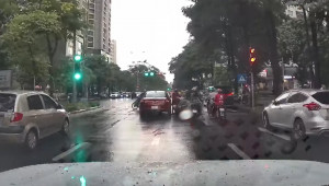 Kinh hãi cảnh ô tô đâm hàng loạt xe máy khi đang dừng chờ đèn đỏ trên phố Hà Nội