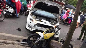 Hà Nội: Nhân viên cửa hàng rửa xe đạp nhầm chân ga Ford Focus đâm một chiến sĩ công an bị thương nặng
