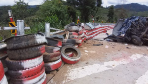 Kon Tum: Đổ đèo mất lái, 2 tài xế xe tải thoát chết nhờ dải phân cách bằng lốp bên vệ đường