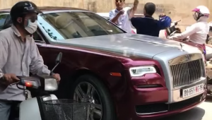 Hà Nội: Va chạm giao thông, người đàn ông đi xe Wave cầm mũ đánh tài xế Rolls-Royce trên phố đông