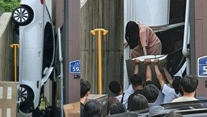 Hàn Quốc: Bà bầu cầm lái Kia K5 gây tai nạn... 