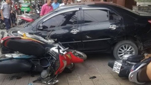 Hải Phòng: Nhấn nhầm chân ga, Toyota Vios khiến một người bị thương