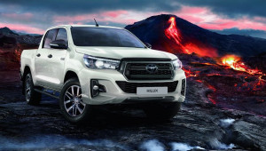 Toyota HiLux được bổ sung một vài hệ thống an toàn chủ động và Stop-Start